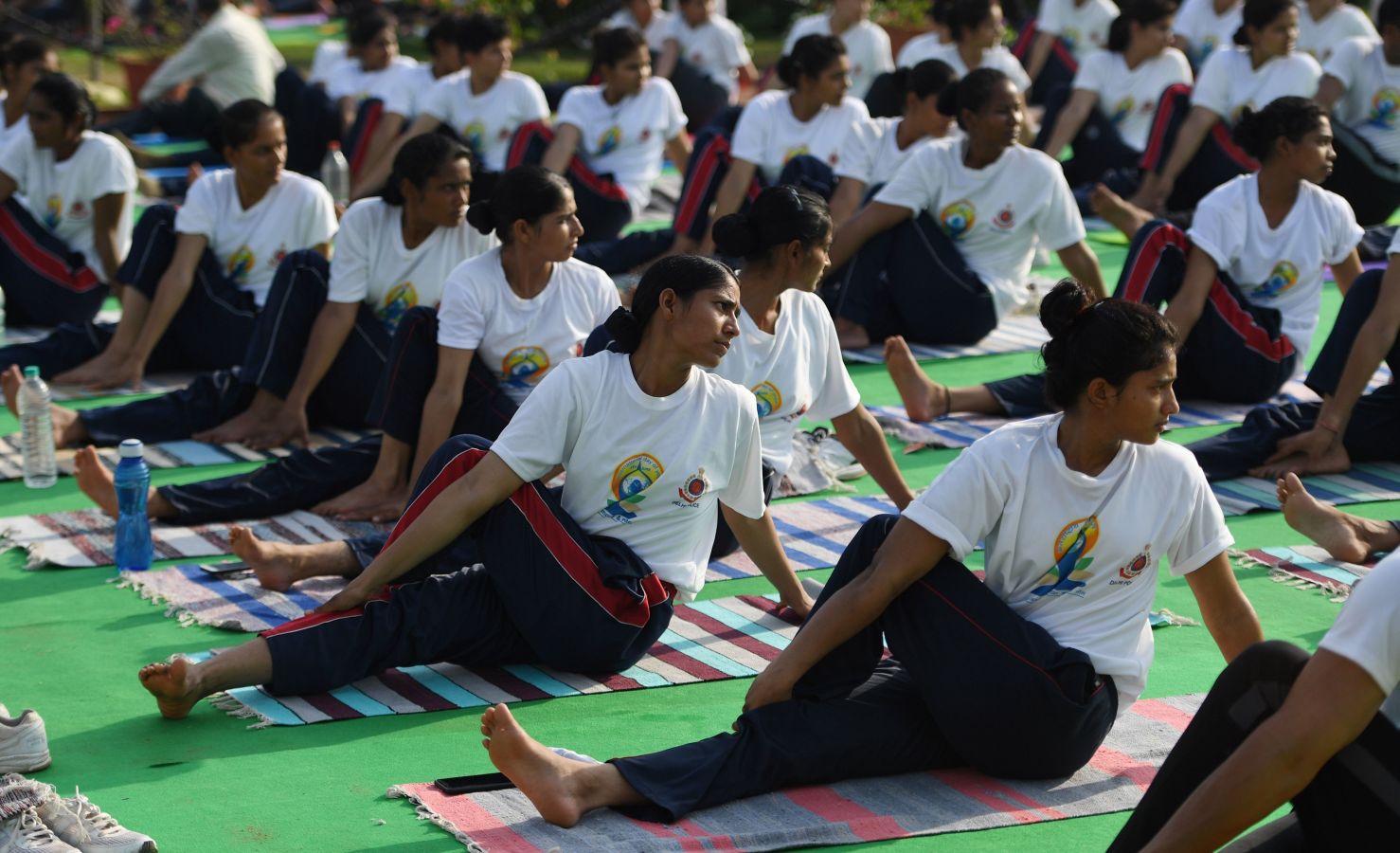 Este viernes se ha celebrado el Día Internacional del Yoga en todas las partes del mundo. Desde 2014 la ONU oficializó el 21 de junio como el Día Internacional del Yoga y cada vez son más las personas que participan. Actualmente más de 500 millones de personas practican yoga en el mundo. Una disciplina que suma adeptos gracias a la cantidad de beneficios que aporta en mente y cuerpo. 