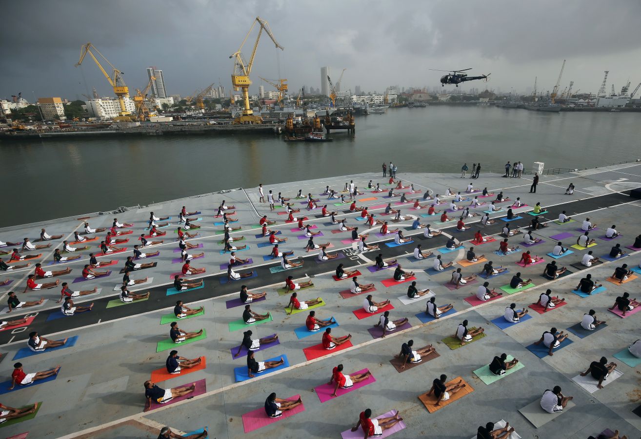 Este viernes se ha celebrado el Día Internacional del Yoga en todas las partes del mundo. Desde 2014 la ONU oficializó el 21 de junio como el Día Internacional del Yoga y cada vez son más las personas que participan. Actualmente más de 500 millones de personas practican yoga en el mundo. Una disciplina que suma adeptos gracias a la cantidad de beneficios que aporta en mente y cuerpo. 