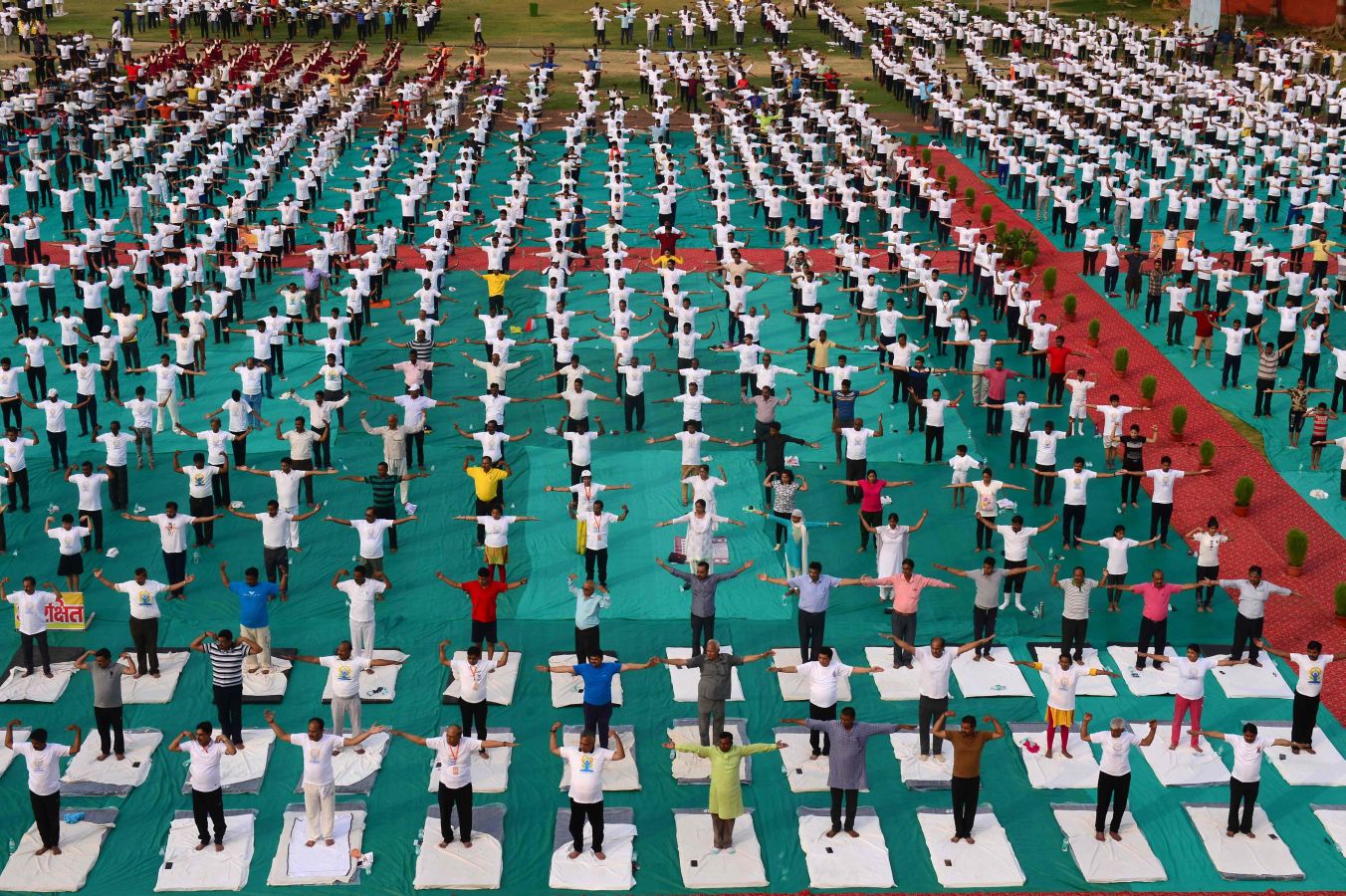 Este viernes se ha celebrado el Día Internacional del Yoga en todas las partes del mundo. Desde 2014 la ONU oficializó el 21 de junio como el Día Internacional del Yoga y cada vez son más las personas que participan. Actualmente más de 500 millones de personas practican yoga en el mundo. Una disciplina que suma adeptos gracias a la cantidad de beneficios que aporta en mente y cuerpo. 