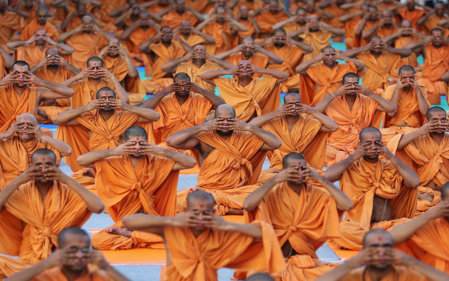 Este viernes se ha celebrado el Día Internacional del Yoga en todas las partes del mundo. Desde 2014 la ONU oficializó el 21 de junio como el Día Internacional del Yoga y cada vez son más las personas que participan. Actualmente más de 500 millones de personas practican yoga en el mundo. Una disciplina que suma adeptos gracias a la cantidad de beneficios que aporta en mente y cuerpo. 