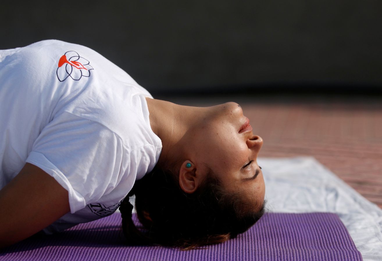 Este viernes se ha celebrado el Día Internacional del Yoga en todas las partes del mundo. Desde 2014 la ONU oficializó el 21 de junio como el Día Internacional del Yoga y cada vez son más las personas que participan. Actualmente más de 500 millones de personas practican yoga en el mundo. Una disciplina que suma adeptos gracias a la cantidad de beneficios que aporta en mente y cuerpo. 