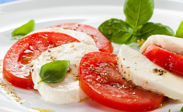 Clásica enlasalada Caprese con hojas de albahaca