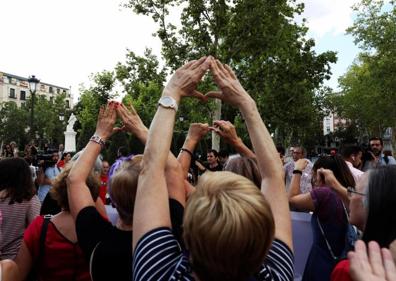 Imagen secundaria 1 - Organizaciones feministas de Madrid se concentran bajo el lema ¡Basta ya de justicia patriarcal!.