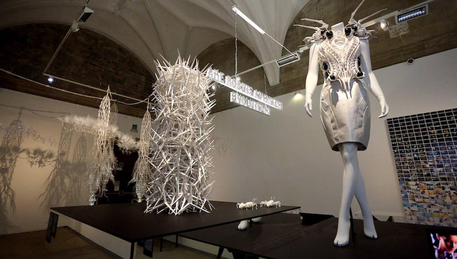 El Museo San Telmo ha presentado este viernes la exposición 'Hello, robot, el diseño entre el humano y la máquina', una muestra de Vitra Design Museum, MAK Vienna y Design Museum Gent, y comisariada por Amelie Klein, examina detalladamente el boom actual de la robótica.