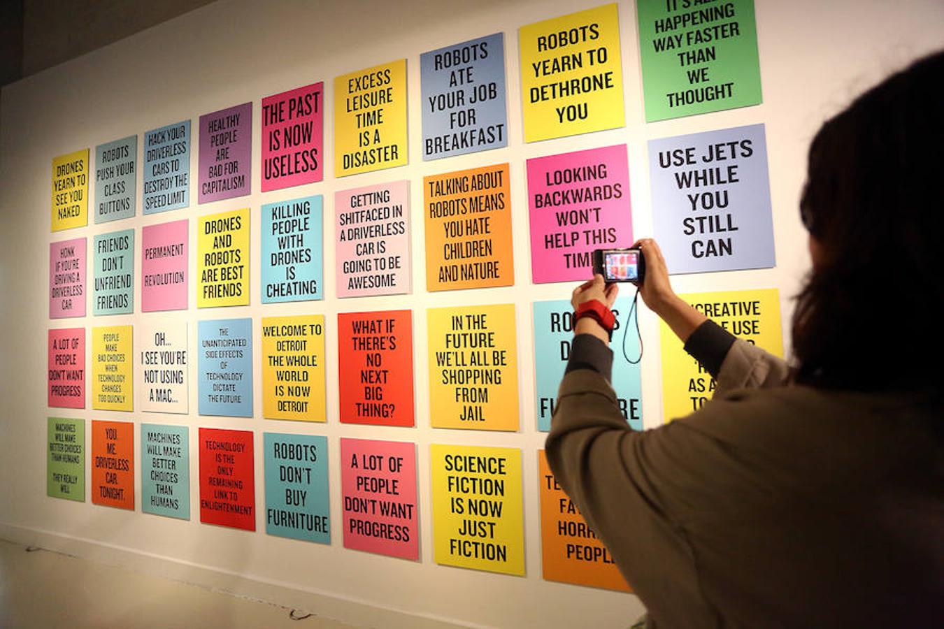 El Museo San Telmo ha presentado este viernes la exposición 'Hello, robot, el diseño entre el humano y la máquina', una muestra de Vitra Design Museum, MAK Vienna y Design Museum Gent, y comisariada por Amelie Klein, examina detalladamente el boom actual de la robótica.