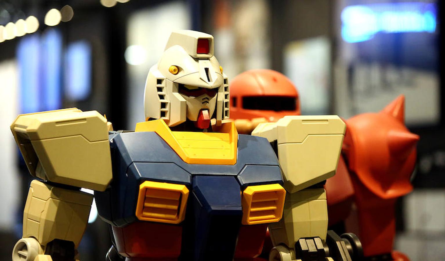 El Museo San Telmo ha presentado este viernes la exposición 'Hello, robot, el diseño entre el humano y la máquina', una muestra de Vitra Design Museum, MAK Vienna y Design Museum Gent, y comisariada por Amelie Klein, examina detalladamente el boom actual de la robótica.