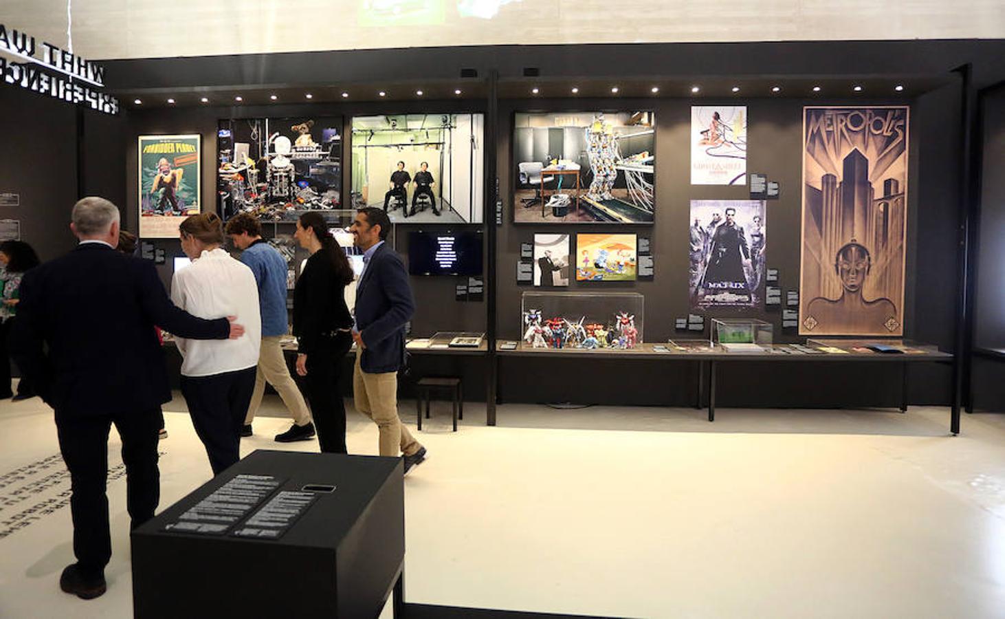 El Museo San Telmo ha presentado este viernes la exposición 'Hello, robot, el diseño entre el humano y la máquina', una muestra de Vitra Design Museum, MAK Vienna y Design Museum Gent, y comisariada por Amelie Klein, examina detalladamente el boom actual de la robótica.