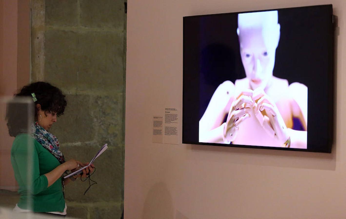 El Museo San Telmo ha presentado este viernes la exposición 'Hello, robot, el diseño entre el humano y la máquina', una muestra de Vitra Design Museum, MAK Vienna y Design Museum Gent, y comisariada por Amelie Klein, examina detalladamente el boom actual de la robótica.