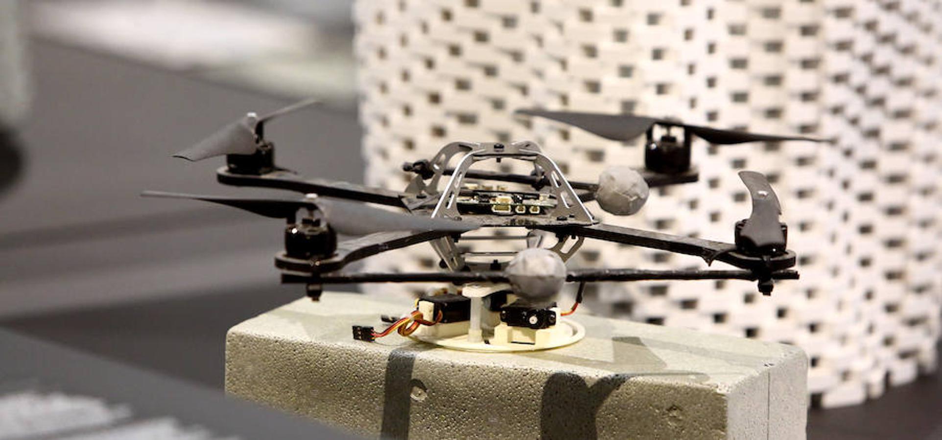 El Museo San Telmo ha presentado este viernes la exposición 'Hello, robot, el diseño entre el humano y la máquina', una muestra de Vitra Design Museum, MAK Vienna y Design Museum Gent, y comisariada por Amelie Klein, examina detalladamente el boom actual de la robótica.