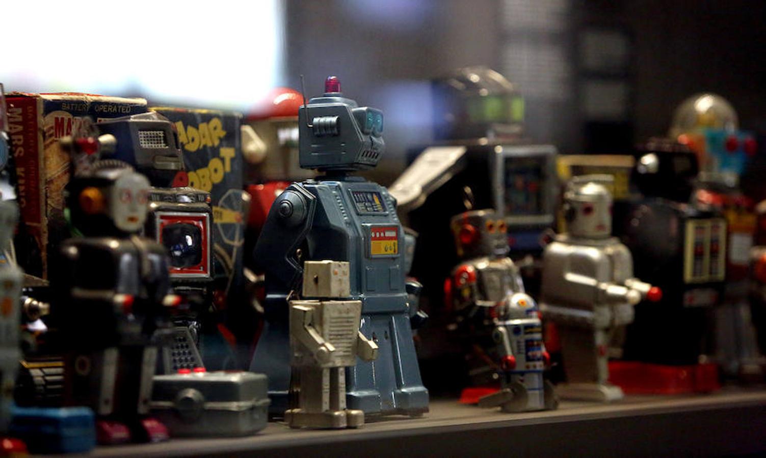 El Museo San Telmo ha presentado este viernes la exposición 'Hello, robot, el diseño entre el humano y la máquina', una muestra de Vitra Design Museum, MAK Vienna y Design Museum Gent, y comisariada por Amelie Klein, examina detalladamente el boom actual de la robótica.