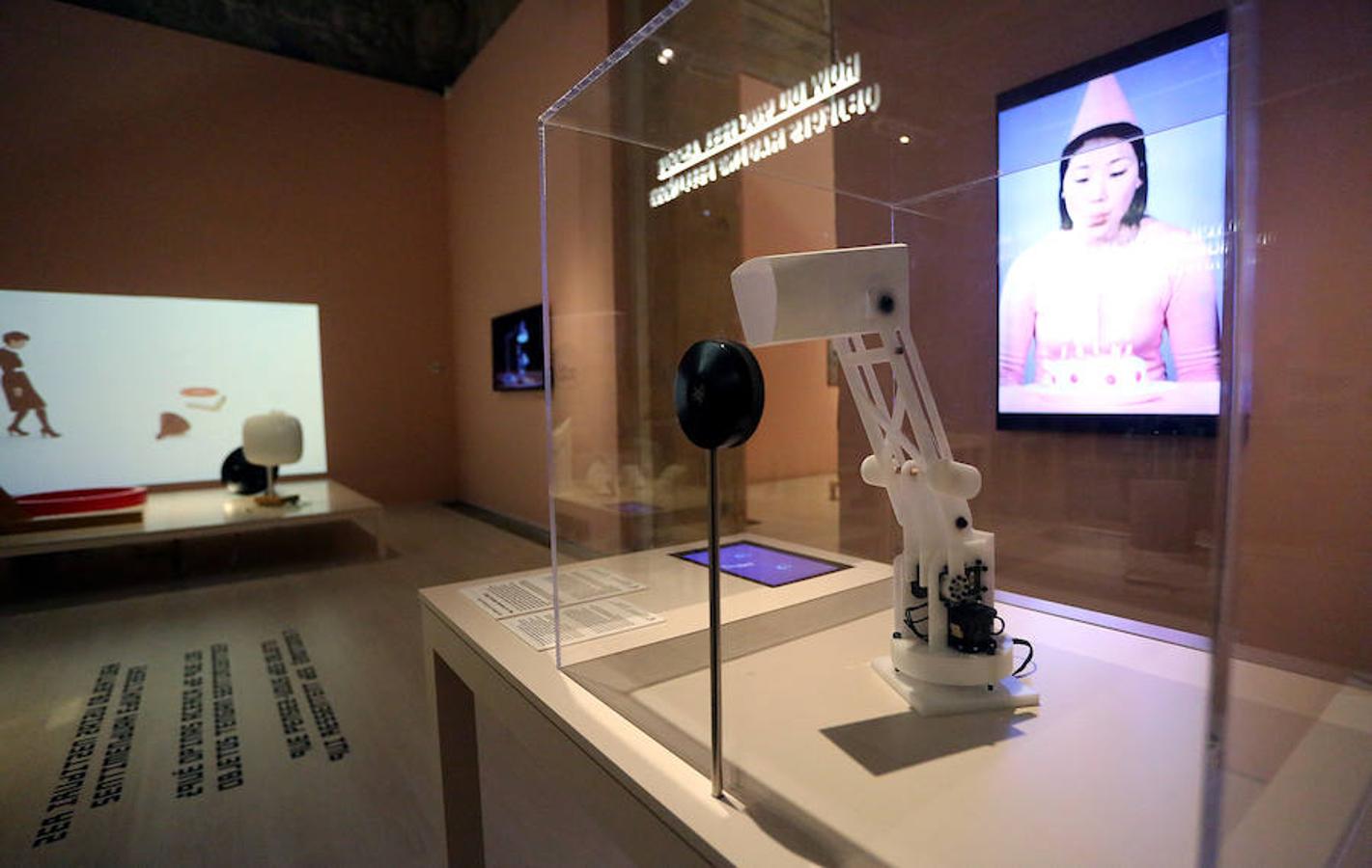 El Museo San Telmo ha presentado este viernes la exposición 'Hello, robot, el diseño entre el humano y la máquina', una muestra de Vitra Design Museum, MAK Vienna y Design Museum Gent, y comisariada por Amelie Klein, examina detalladamente el boom actual de la robótica.