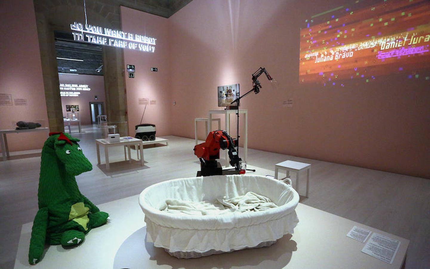 El Museo San Telmo ha presentado este viernes la exposición 'Hello, robot, el diseño entre el humano y la máquina', una muestra de Vitra Design Museum, MAK Vienna y Design Museum Gent, y comisariada por Amelie Klein, examina detalladamente el boom actual de la robótica.