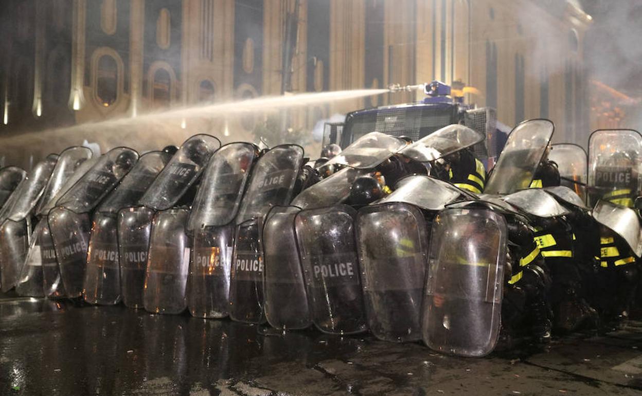 Despliegue policial ante el Parlamento de Georgia, en Tiflis.