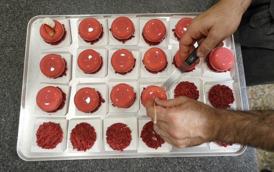 Muchos de los maestros y maestras reposteras de hoy lo son por tradición secular. Otros y otras por pura opción personal de juventud. 