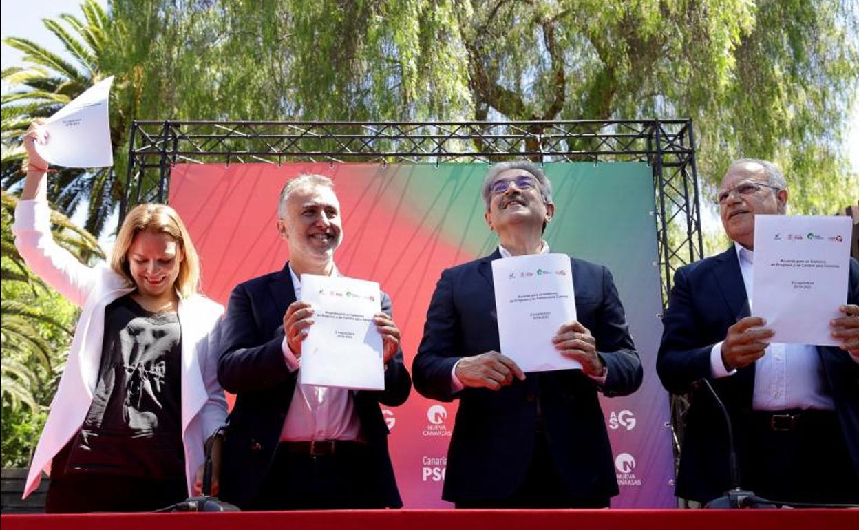 Los líderes del PSOE, Podemos Canarias, Nueva Canarias y Asamblea Socialista Gomera, Ángel Víctor Torres (2i); Noemí Santana (i), Román Rodríguez (2d) y Casimiro Crubelo (d).