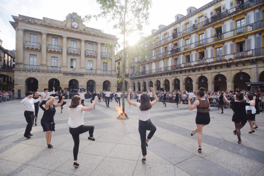 En Donostia, los festejos han arrancado antes del ocaso en la plaza de la Constitución, donde el alcalde, Eneko Goia, y concejales de casi todos los grupos de la corporación municipal bailaron alrededor del fresno, símbolo de protección frente a los rayos y las tormentas.