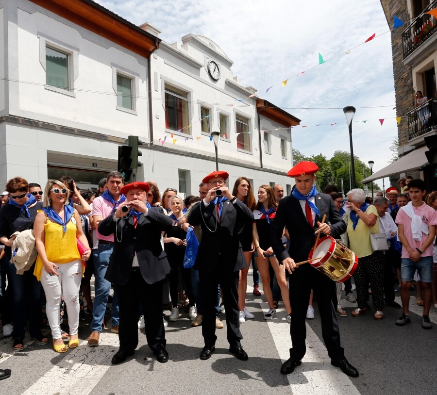 El recibimiento a los dulzaineros de Estella ha llenado de público las calles de Eibar. Así, uno de los actos estrella de las fiestas de San Juan ha abierto unas fiestas con múltiples actos. Con juegos para las cuadrillas, entre otros.