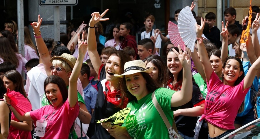 El recibimiento a los dulzaineros de Estella ha llenado de público las calles de Eibar. Así, uno de los actos estrella de las fiestas de San Juan ha abierto unas fiestas con múltiples actos. Con juegos para las cuadrillas, entre otros.