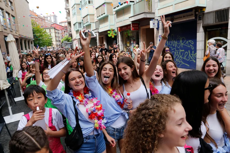 El recibimiento a los dulzaineros de Estella ha llenado de público las calles de Eibar. Así, uno de los actos estrella de las fiestas de San Juan ha abierto unas fiestas con múltiples actos. Con juegos para las cuadrillas, entre otros.