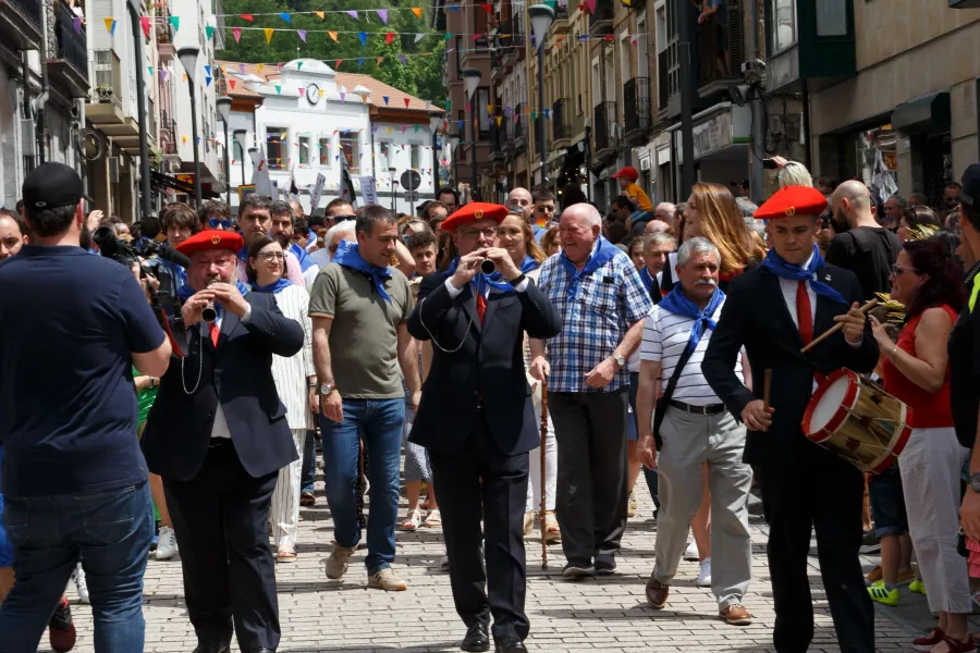 El recibimiento a los dulzaineros de Estella ha llenado de público las calles de Eibar. Así, uno de los actos estrella de las fiestas de San Juan ha abierto unas fiestas con múltiples actos. Con juegos para las cuadrillas, entre otros.
