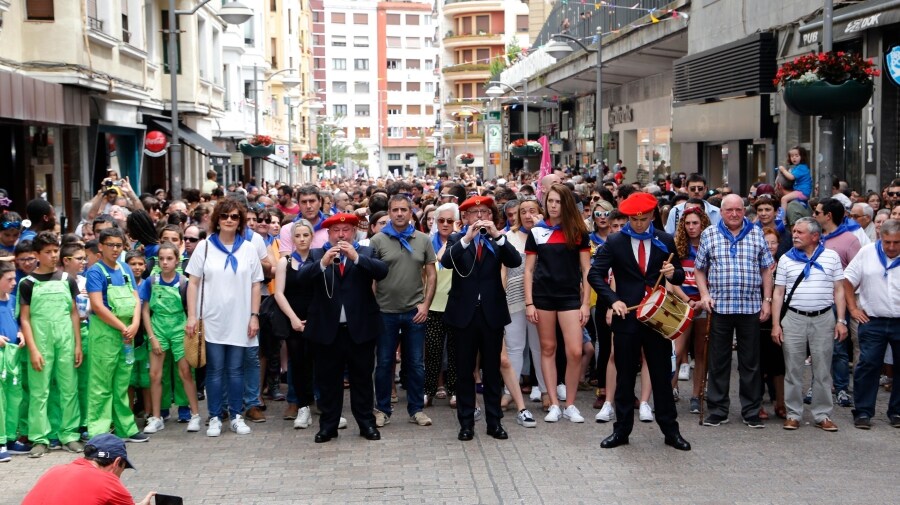 El recibimiento a los dulzaineros de Estella ha llenado de público las calles de Eibar. Así, uno de los actos estrella de las fiestas de San Juan ha abierto unas fiestas con múltiples actos. Con juegos para las cuadrillas, entre otros.