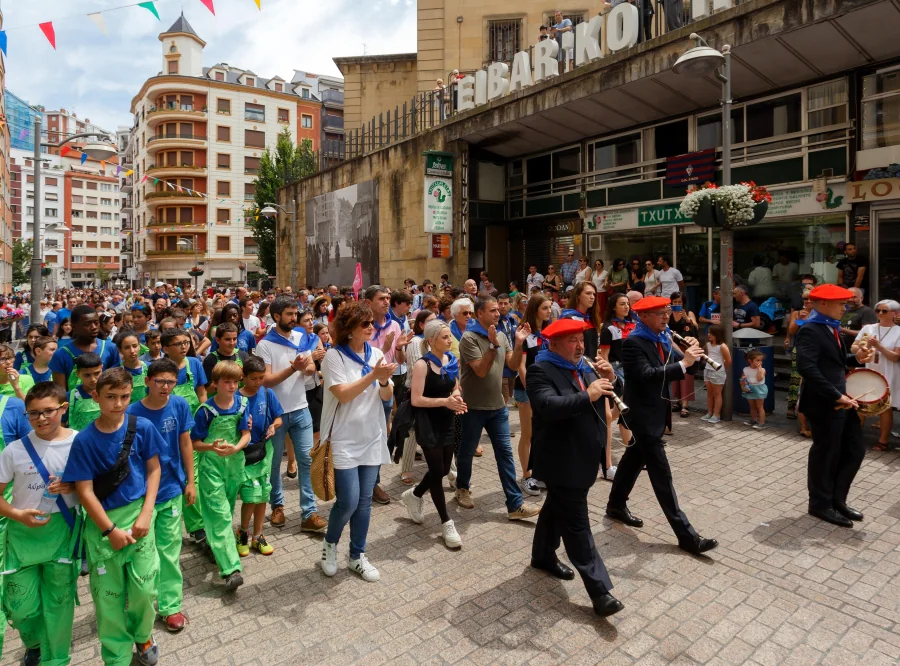 El recibimiento a los dulzaineros de Estella ha llenado de público las calles de Eibar. Así, uno de los actos estrella de las fiestas de San Juan ha abierto unas fiestas con múltiples actos. Con juegos para las cuadrillas, entre otros.