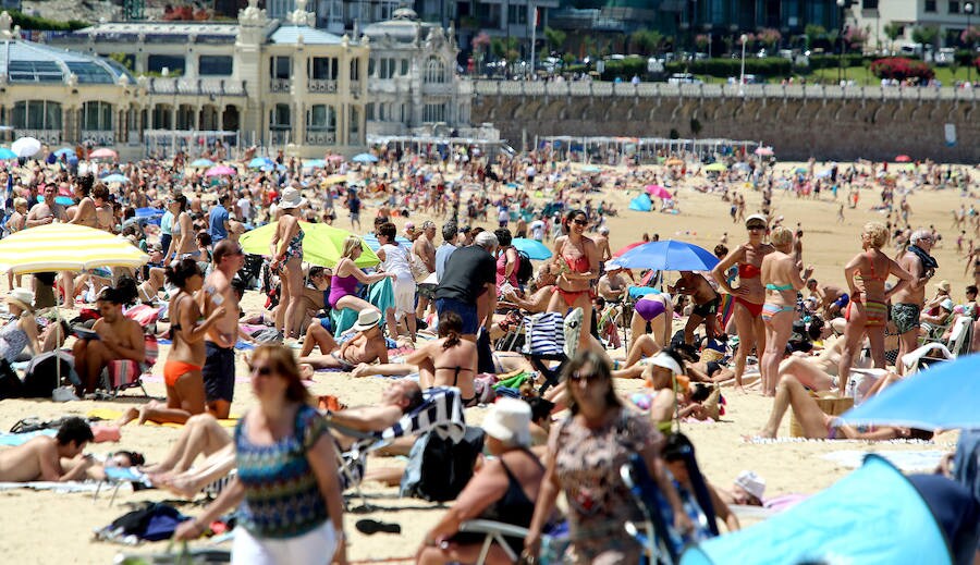 El primer fin de semana tras la entrada de la nueva estación deja playas llenas, terrazas atestadas, hosteleros contentos y fotos de boda para enmarcar. Las condiciones climatológicas este sábado fueron especialmente favorables a orillas del Cantábrico, donde las temperaturas rondaron unas máximas de 26-27 grados.