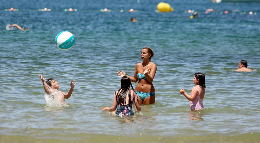 El primer fin de semana tras la entrada de la nueva estación deja playas llenas, terrazas atestadas, hosteleros contentos y fotos de boda para enmarcar. Las condiciones climatológicas este sábado fueron especialmente favorables a orillas del Cantábrico, donde las temperaturas rondaron unas máximas de 26-27 grados.