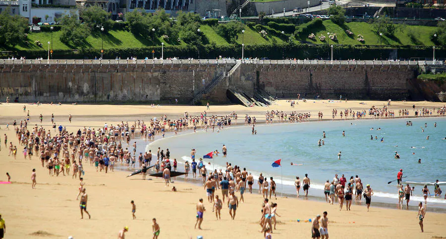 El primer fin de semana tras la entrada de la nueva estación deja playas llenas, terrazas atestadas, hosteleros contentos y fotos de boda para enmarcar. Las condiciones climatológicas este sábado fueron especialmente favorables a orillas del Cantábrico, donde las temperaturas rondaron unas máximas de 26-27 grados.