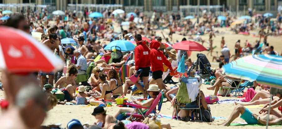 El primer fin de semana tras la entrada de la nueva estación deja playas llenas, terrazas atestadas, hosteleros contentos y fotos de boda para enmarcar. Las condiciones climatológicas este sábado fueron especialmente favorables a orillas del Cantábrico, donde las temperaturas rondaron unas máximas de 26-27 grados.