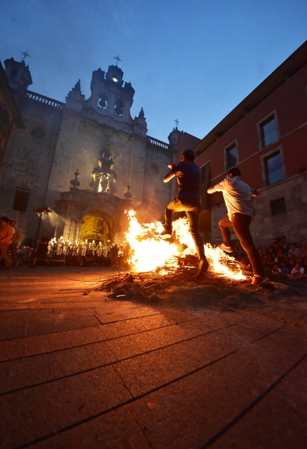 Fotos: Hoguera de San Juan en Tolosa, en imágenes