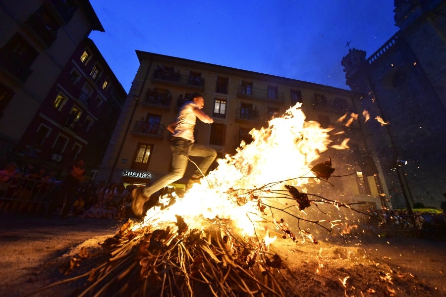 Fotos: Hoguera de San Juan en Tolosa, en imágenes