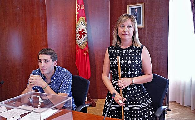 Amparo López sostiene la vara de mando con cara de circunstancias, nada más ser proclamada alcaldesa el día de la constitución de los ayuntamientos. 
