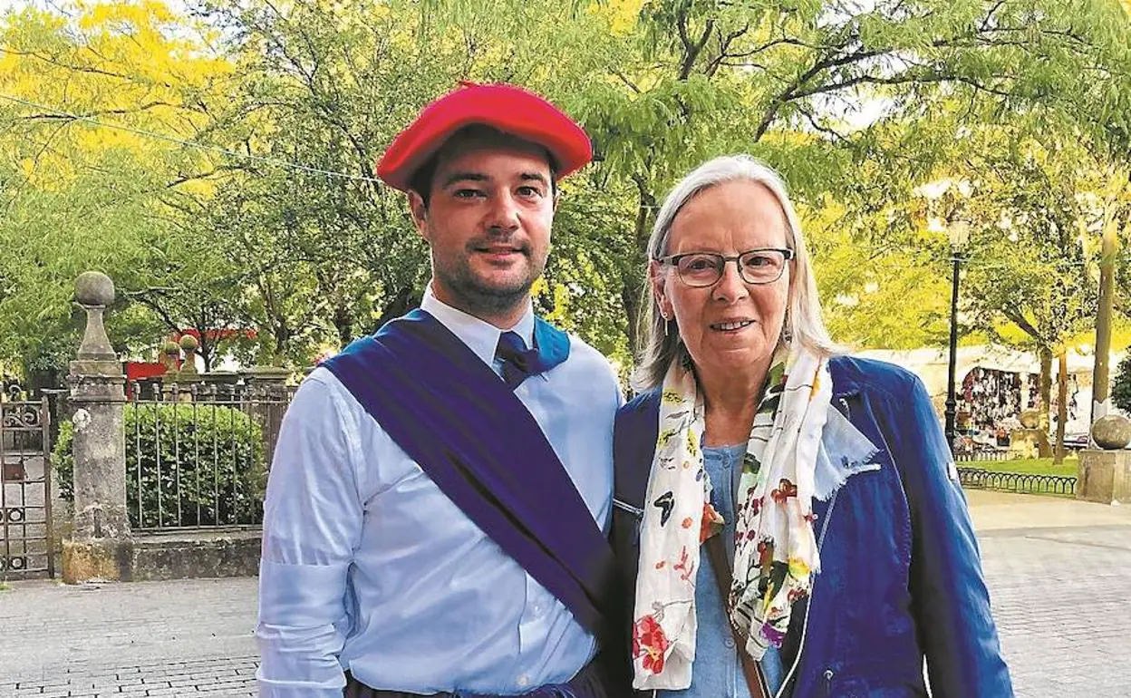 Protagonistas. Mikel Biain y Paulina Kernstock ayer tras la exhibición matinal de Oñatz en la plaza. 