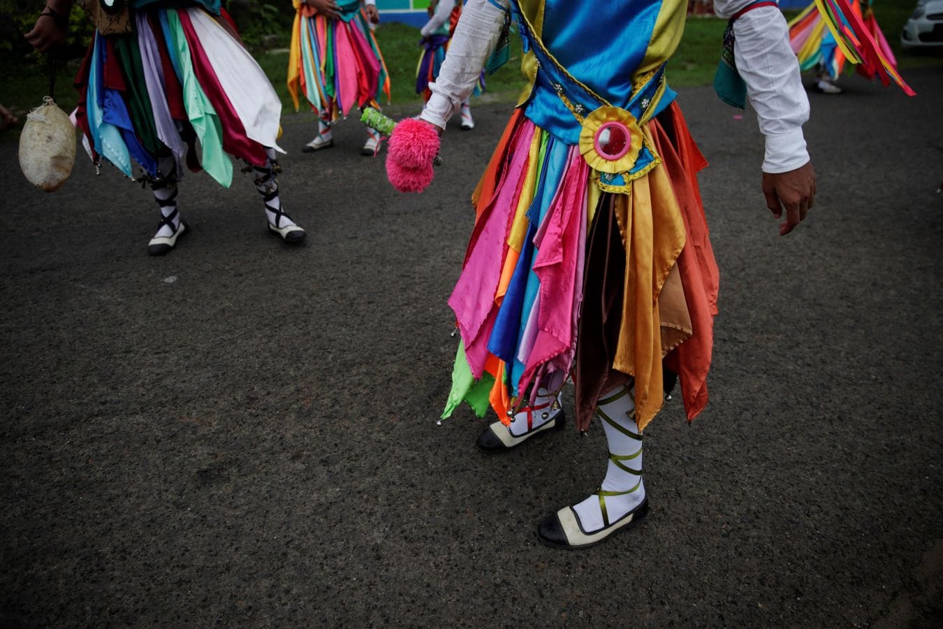 Hombres vestidos de diablos de espejos danzan por la calles de La Chorrera en celebración al Corpus Christi, en La Chorrera (Panamá). El Corpus Christi es una fiesta de la Iglesia católica destinada a celebrar la eucaristía y su objetivo es aumentar la fe de los creyentes en Jesucristo