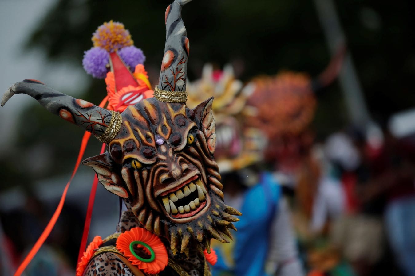 Hombres vestidos de diablos de espejos danzan por la calles de La Chorrera en celebración al Corpus Christi, en La Chorrera (Panamá). El Corpus Christi es una fiesta de la Iglesia católica destinada a celebrar la eucaristía y su objetivo es aumentar la fe de los creyentes en Jesucristo