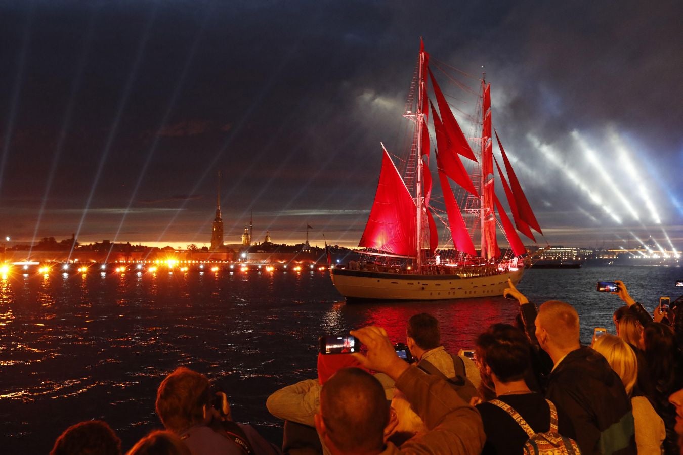 Los fuegos artificiales iluminan el cielo sobre el río Neva durante la celebración de Scarlet Sails en San Petersburgo, Rusia. La celebración tradicional, que se celebra esta semana, se organiza en honor de estudiantes de escuelas primarias y secundarias, así como academias militares. A medida que terminan celebran ceremonias de graduación.