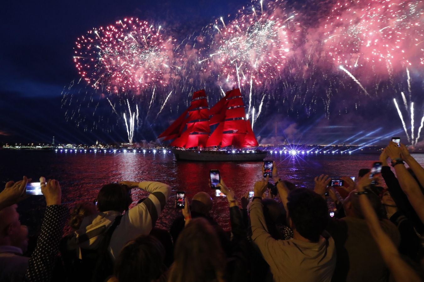 Los fuegos artificiales iluminan el cielo sobre el río Neva durante la celebración de Scarlet Sails en San Petersburgo, Rusia. La celebración tradicional, que se celebra esta semana, se organiza en honor de estudiantes de escuelas primarias y secundarias, así como academias militares. A medida que terminan celebran ceremonias de graduación.