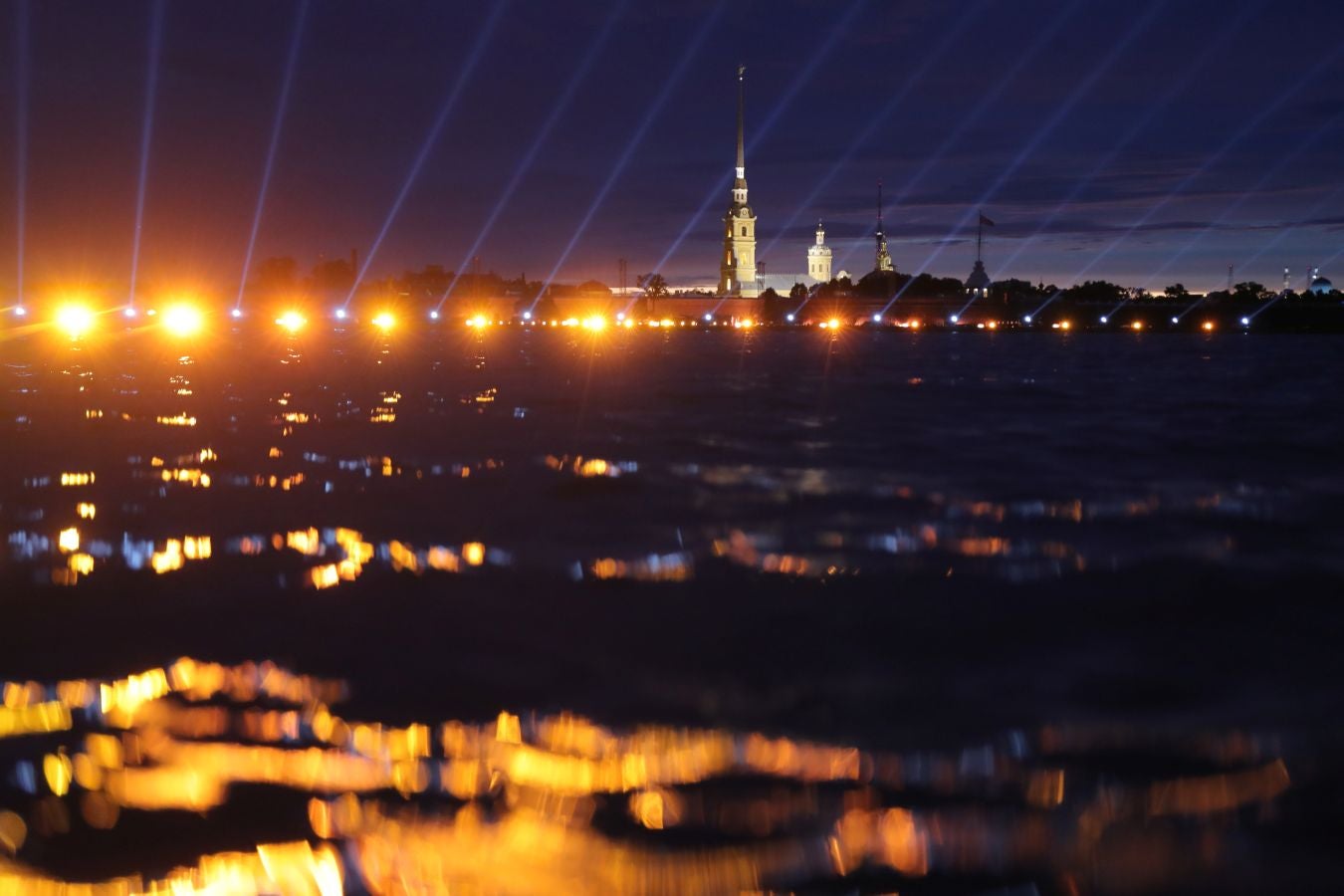 Los fuegos artificiales iluminan el cielo sobre el río Neva durante la celebración de Scarlet Sails en San Petersburgo, Rusia. La celebración tradicional, que se celebra esta semana, se organiza en honor de estudiantes de escuelas primarias y secundarias, así como academias militares. A medida que terminan celebran ceremonias de graduación.