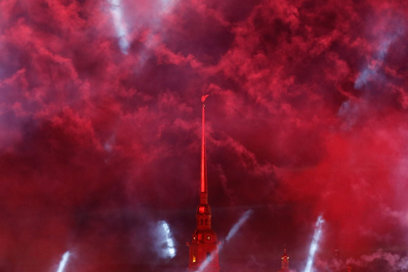Los fuegos artificiales iluminan el cielo sobre el río Neva durante la celebración de Scarlet Sails en San Petersburgo, Rusia. La celebración tradicional, que se celebra esta semana, se organiza en honor de estudiantes de escuelas primarias y secundarias, así como academias militares. A medida que terminan celebran ceremonias de graduación.