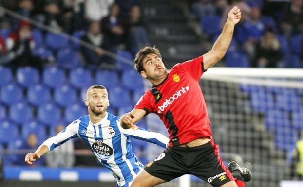 Abdón Prats, durante una acción del partido ante el Dépor en Riazor.