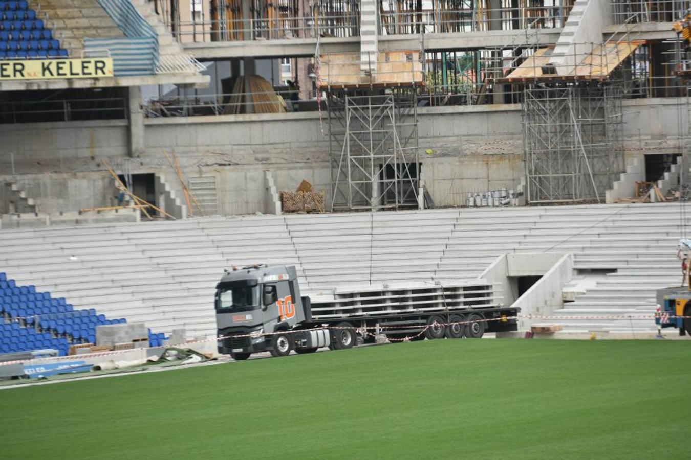 Los operarios han instalado las vigas de hormigón prefabricadas que ya dan forma al anillo inferior y el superior va cogiendo forma