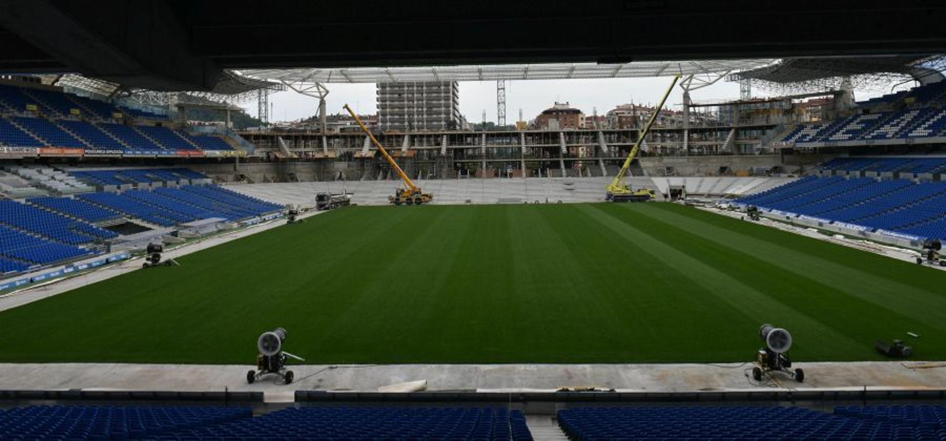 Los operarios han instalado las vigas de hormigón prefabricadas que ya dan forma al anillo inferior y el superior va cogiendo forma