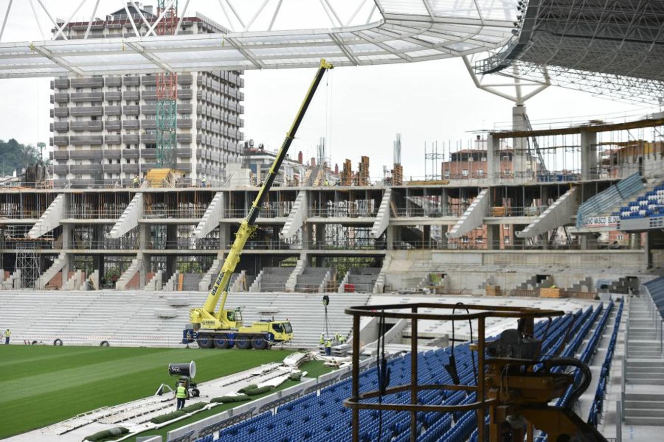 Los operarios han instalado las vigas de hormigón prefabricadas que ya dan forma al anillo inferior y el superior va cogiendo forma