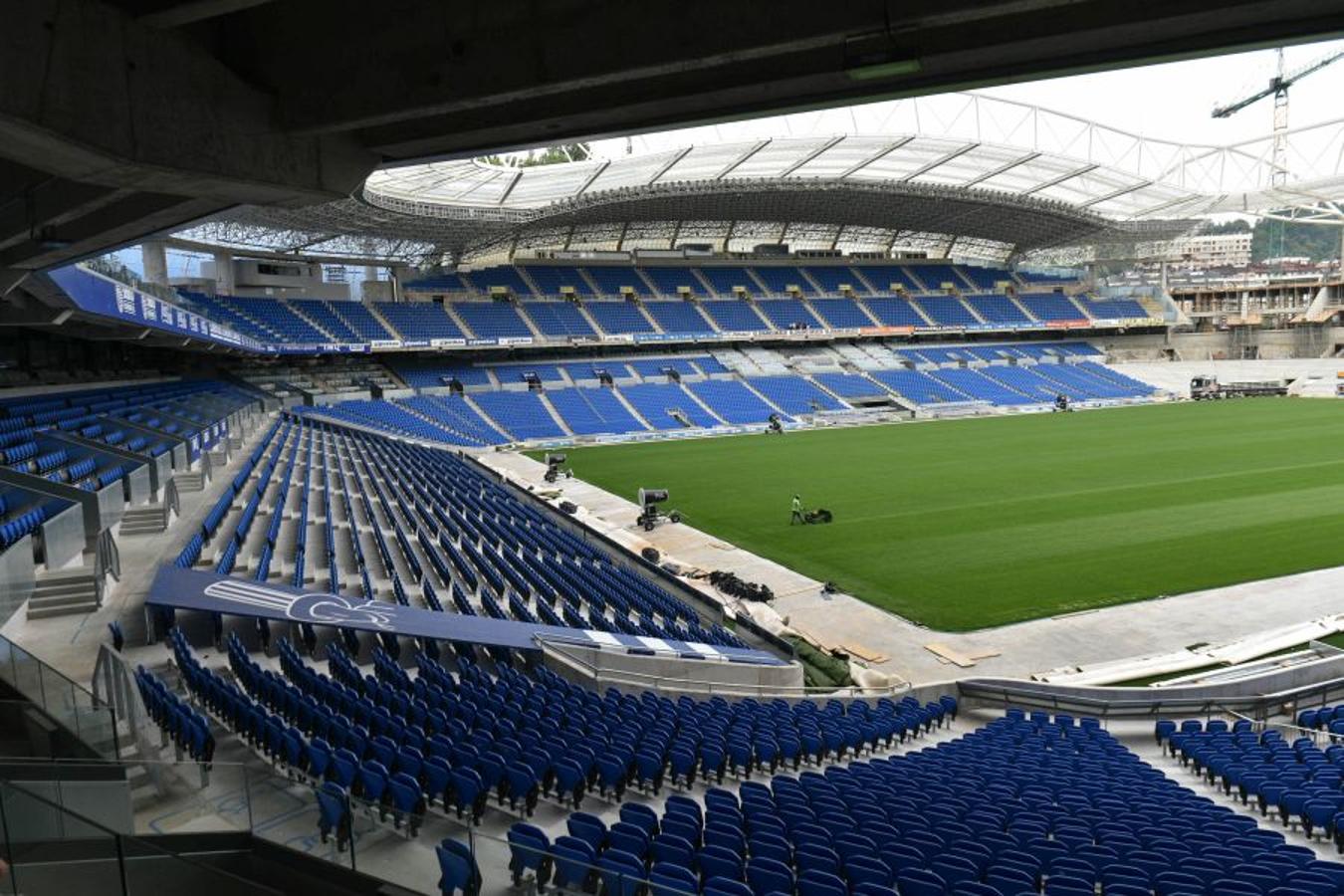 Los operarios han instalado las vigas de hormigón prefabricadas que ya dan forma al anillo inferior y el superior va cogiendo forma