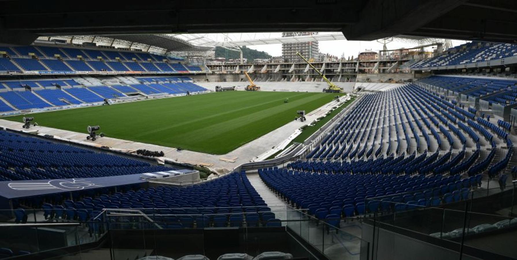 Los operarios han instalado las vigas de hormigón prefabricadas que ya dan forma al anillo inferior y el superior va cogiendo forma