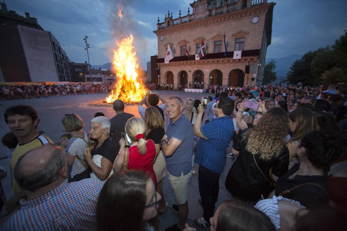 Fotos: Colocación del tradicional árbol de San Juan