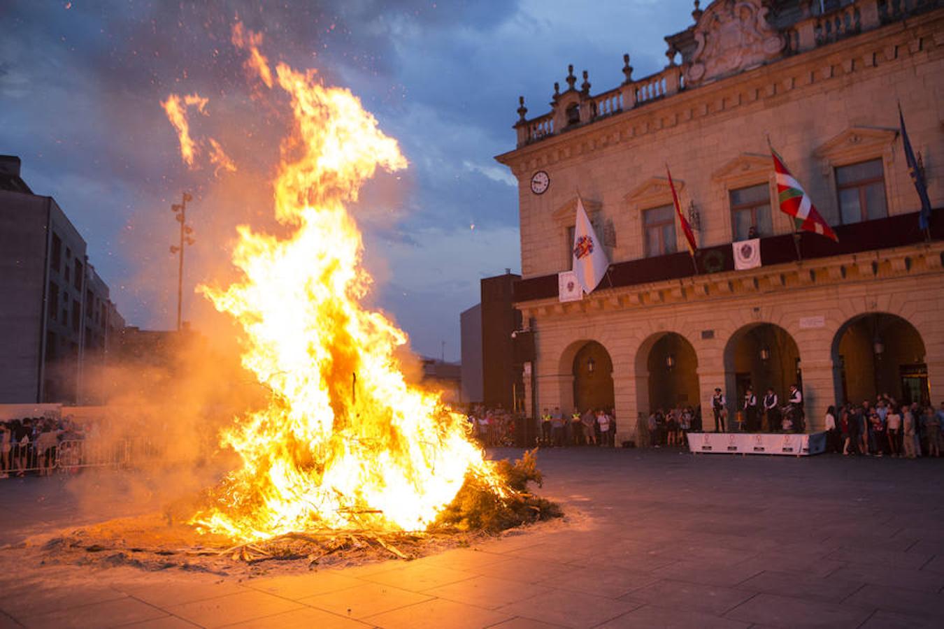 Fotos: Colocación del tradicional árbol de San Juan