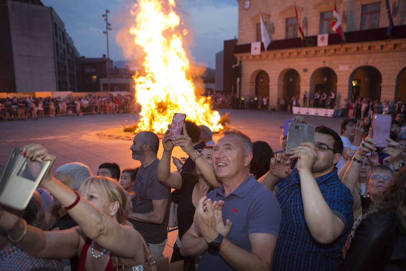 Fotos: Colocación del tradicional árbol de San Juan