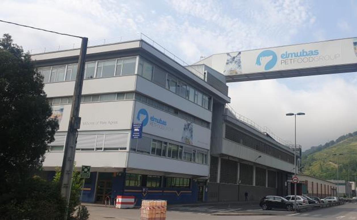 La fábrica de Elmubas Ibérica en Azpeitia ocupa 28.000 metros cuadrados y es líder estatal en la producción de alimentos para mascotas.